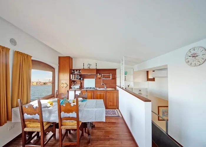 Dolcevita N 453 Canal View