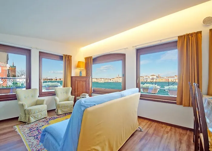 Dolcevita N 453 Canal View